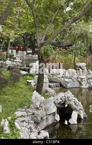 Typiquement chinois, un jardin avec un étang Banque D'Images