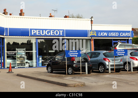 Un concessionnaire Peugeot dans une ville du Royaume-Uni. Banque D'Images