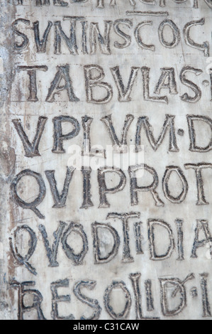 Détail de l'inscription latine sur Sainte Marie in Cosmedin basilique façade, Rome, Italie. Banque D'Images