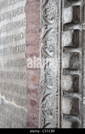 Détail de l'inscription latine et des décorations de Sainte Marie in Cosmedin basilique façade, Rome, Italie. Banque D'Images