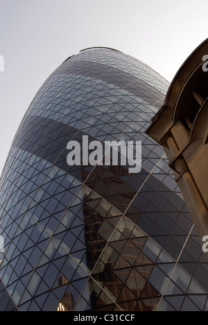 Au quartier financier de la ville de Londres avec l'ancien bâtiment et guerkin Banque D'Images