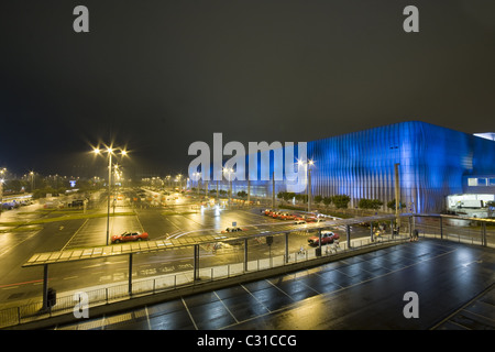 Vue compressée de voitures en stationnement en parking Banque D'Images