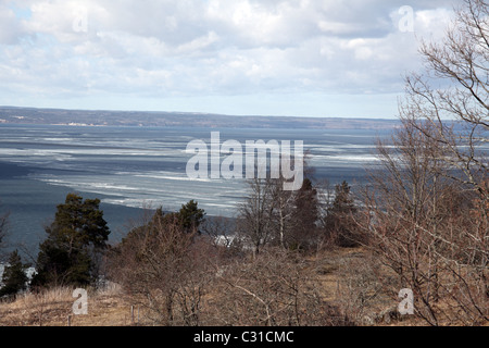 Vue sur le lac gelé de Vättern, Suède Banque D'Images