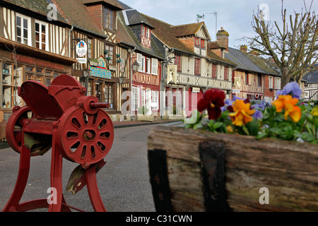 Maisons à colombages, village de Beuvron-en-Auge SUR LA ROUTE DU CIDRE, Calvados (14), Basse-normandie, FRANCE Banque D'Images