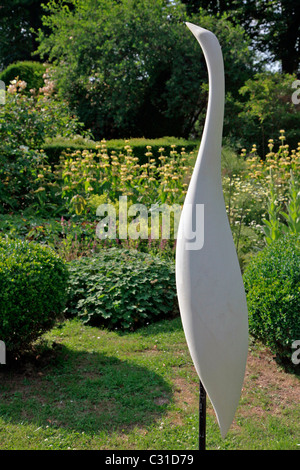 SCULPTURE DANS LE JARDIN DU CLOÎTRE VÉGÉTAL, LE PARC ET LES JARDINS DU CHÂTEAU DE VANDRIMARE, EURE (27), FRANCE Banque D'Images