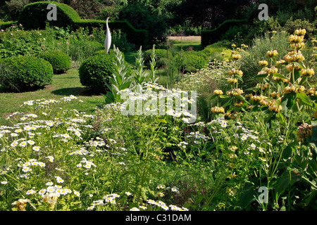 SCULPTURE DANS LE JARDIN DU CLOÎTRE VÉGÉTAL, LE PARC ET LES JARDINS DU CHÂTEAU DE VANDRIMARE, EURE (27), FRANCE Banque D'Images