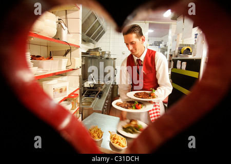 Serveur DANS LA CUISINE DE LE BISTROT DE LA CATHEDRALE, Chartres, Eure-et-Loir (28), CENTRE, FRANCE Banque D'Images