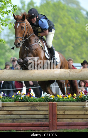 Rosie Thomas équitation BARRY'S BEST à 16 clôture. Mitsubishi Badminton Horse Trials Banque D'Images