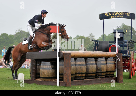 William Fox-Pitt équitation COOL MOUNTAIN à 21 clôture. Mitsubishi Badminton Horse Trials Banque D'Images