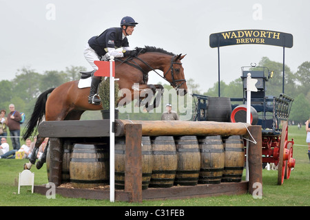 William Fox-Pitt équitation COOL MOUNTAIN à 21 clôture. Mitsubishi Badminton Horse Trials Banque D'Images