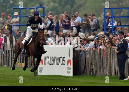 William Fox-Pitt équitation COOL MOUNTAIN galope vers 21 clôture vu par les spectateurs. Mitsubishi Badminton Horse Trials Banque D'Images