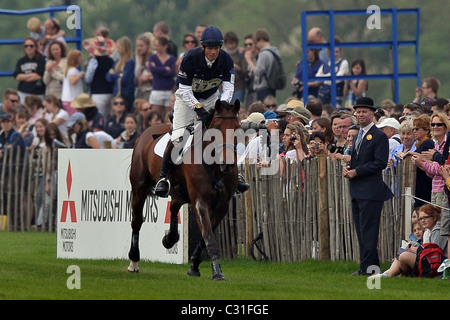 William Fox-Pitt équitation COOL MOUNTAIN galope vers 21 clôture vu par les spectateurs. Mitsubishi Badminton Horse Trials Banque D'Images