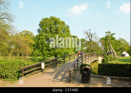 Les personnes qui traversent le pont à Warwick Castle Banque D'Images