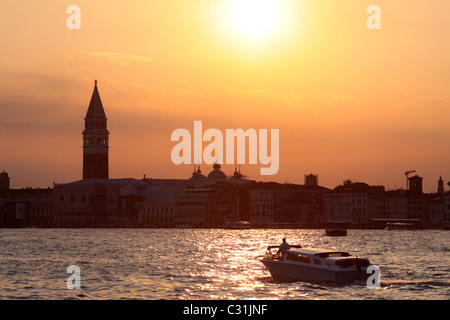 Coucher de soleil sur le campanile, le palais des doges et la lagune, Venise, Vénétie, Italie Banque D'Images