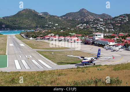 Avion de l'DUTCH AIRLINES WINAIR PREND SON ESSOR, de l'aéroport Gustave III, SAINT BARTHELEMY, FRENCH Petites Antilles, CARAÏBES Banque D'Images