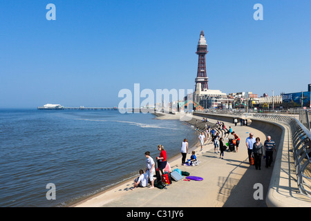 Les touristes sur le front à la recherche vers la tour et jetée du Nord en avril 2011 vacances de Pâques, Blackpool, Lancashire, UK Banque D'Images