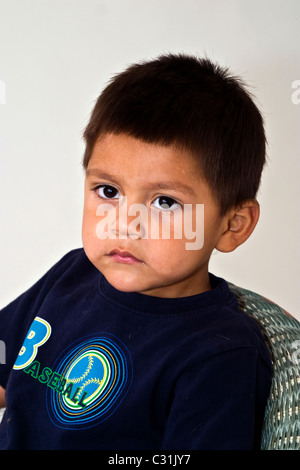 Garçon assis seul triste 4-5 ans ans Hispanic boy portrait contact oculaire M. © Myrleen Pearson Banque D'Images