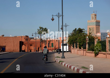 La nouvelle avenue menant à l'entrée de la médina de Marrakech, Maroc Banque D'Images