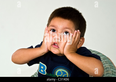 4-5 ans Hispanic boy portrait contact des yeux oh mon dieu monsieur © Myrleen Pearson Banque D'Images