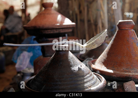 TAJINES DANS UN RESTAURANT DANS LE BAZAR, le marché berbère DE TAHANAOUTE, Al Haouz, MAROC Banque D'Images