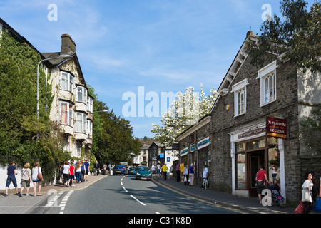 High Street dans le centre de Bowness, Lake Windermere, Parc National de Lake District, Cumbria, Royaume-Uni Banque D'Images