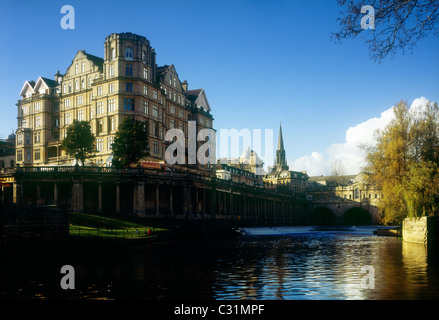 L'ancien Empire Hotel domine l'horizon au-dessus de la rivière Avon près de Pulteney Bridge, Bath, Somerset, Angleterre Banque D'Images