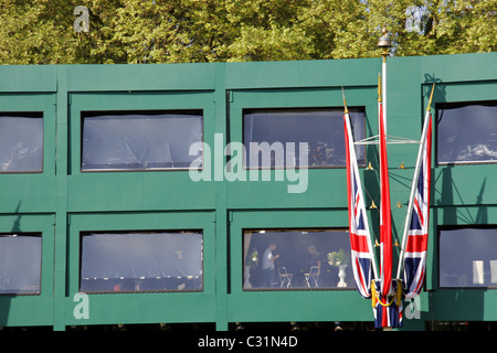 Studio de télévision et médias centre à l'extérieur de Buckingham Palace sur le Mall, trois jours avant le mariage royal. Banque D'Images