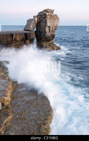 Pulpit Rock dans une mer agitée. Cette pile de calcaire massif se dresse juste à côté de portland bill sur l'île de Portland. côte jurassique, dorset, England, UK. Banque D'Images