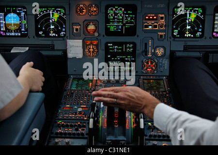 Tableau de bord, PILOTAGE D'UN AIRBUS A320 SUR UN VOL DE PARIS-LISBONNE Banque D'Images