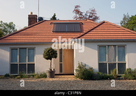 Bungalow équipé de tubes pour l'énergie solaire sous vide système d'eau chaude Banque D'Images