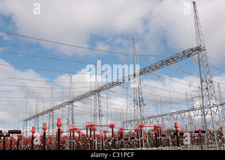 Partie de poste haute tension sur fond de ciel bleu et nuages Banque D'Images