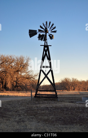 Moulin à vent sur exploitation agricole en Californie Banque D'Images
