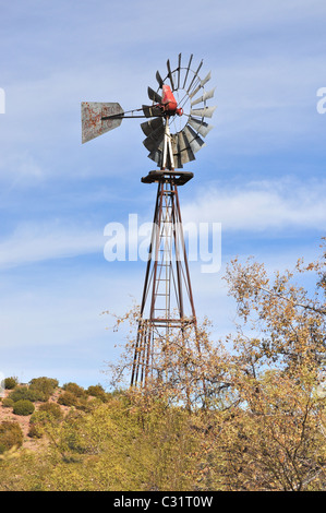 Moulin à vent sur exploitation agricole en Californie Banque D'Images