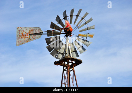 Moulin à vent sur exploitation agricole en Californie Banque D'Images