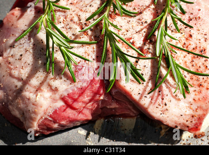 Les frais de l'épaule d'agneau au romarin et d'herbes préparé prêt pour le four Banque D'Images