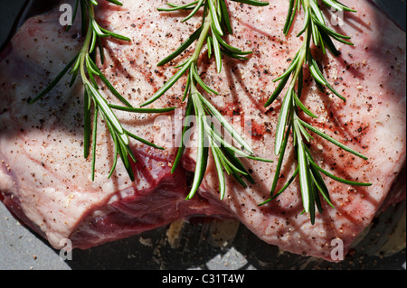 Les frais de l'épaule d'agneau au romarin et d'herbes préparé prêt pour le four Banque D'Images