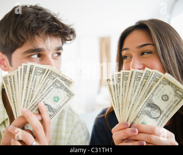 Couple holding poignées d'argent Banque D'Images