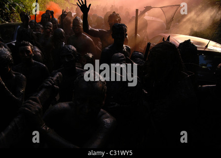 Bloco da Lama à Paraty, Rio de Janeiro, Brésil carnaval de rue d'État Banque D'Images