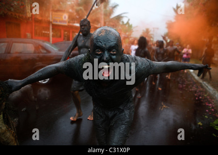 Bloco da Lama à Paraty, Rio de Janeiro, Brésil carnaval de rue d'État Banque D'Images