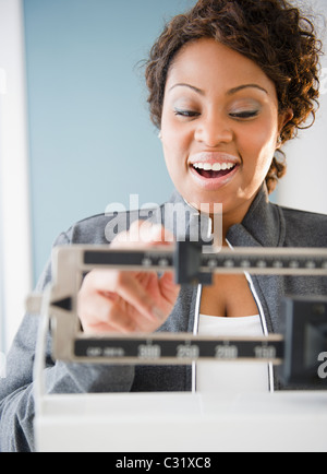 African American Woman pesant elle-même Banque D'Images