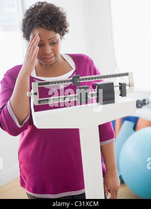 African American Woman pesant elle-même Banque D'Images