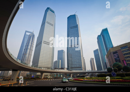 Le rond-point Business dans le quartier financier de Lujiazui, Pudong, Shanghai Banque D'Images