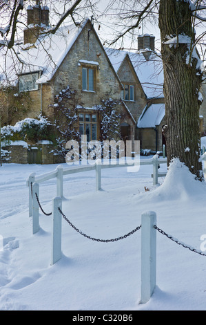 Chalet traditionnel dans le village de Swinbrook, les Cotswolds Banque D'Images