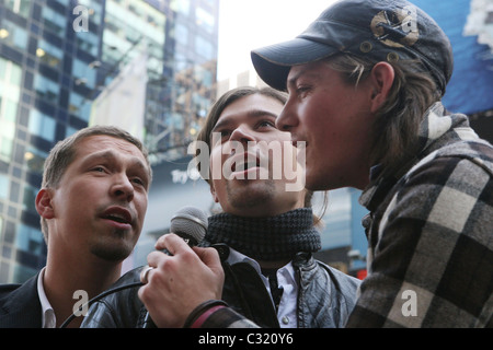 Issac Hanson, Zac Hanson et Taylor Hanson Hanson Brothers le marcher un mille pieds nus si Times Square pour attirer l'attention sur Banque D'Images