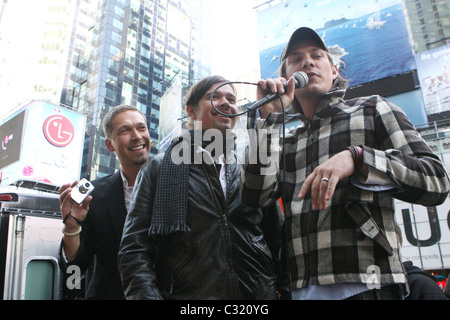 Issac Hanson, Zac Hanson et Taylor Hanson Hanson Brothers le marcher un mille pieds nus si Times Square pour attirer l'attention sur Banque D'Images