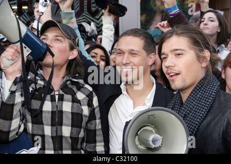 Taylor Hanson, Issac Hanson et Zac Hanson Hanson Brothers La marche un mille pieds nus si Times Square pour attirer l'attention sur Banque D'Images