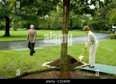 Le président américain George W. Bush regarde son épouse, la Première dame Laura Bush, est titulaire d'une pelle qu'elle participer à une Banque D'Images