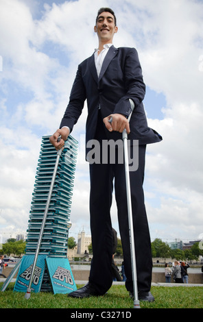 Sultan Kosen, homme le plus grand du monde à 8ft 1in (246.5cm) oppostie Tower Bridge Banque D'Images