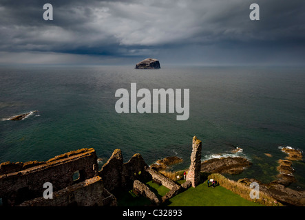 Bass Rock vue depuis le Château de Tantallon sur la côte d'East Lothian de l'Ecosse centrale Banque D'Images