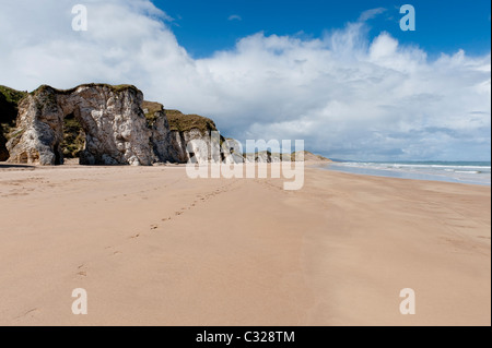 Plage et falaises de la White Rocks dans le comté d'Antrim. Banque D'Images